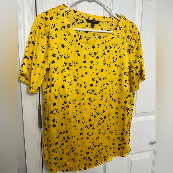 Banana Republic silk blend blouse with shirttail length. XS - Picture 1 of 4